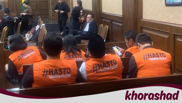 Sidang yang Diwarnai Rompi Oranye, Pendukung Hasto Protes 'Tahanan Politik'