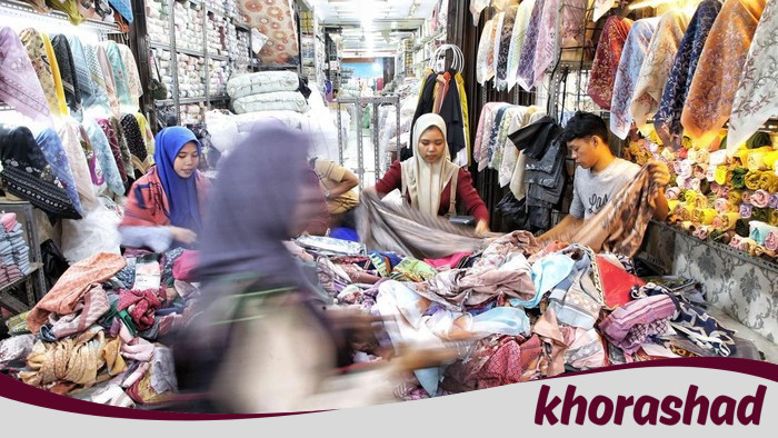 **Lebaran di Tanah Abang: Warga Berjuang melawan Desak-Desakan demi Baju Idul Fitri**