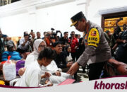 Kapolri Manjakan Pemudik dengan Sapa dan Bingkisan di Stasiun Tugu Yogyakarta