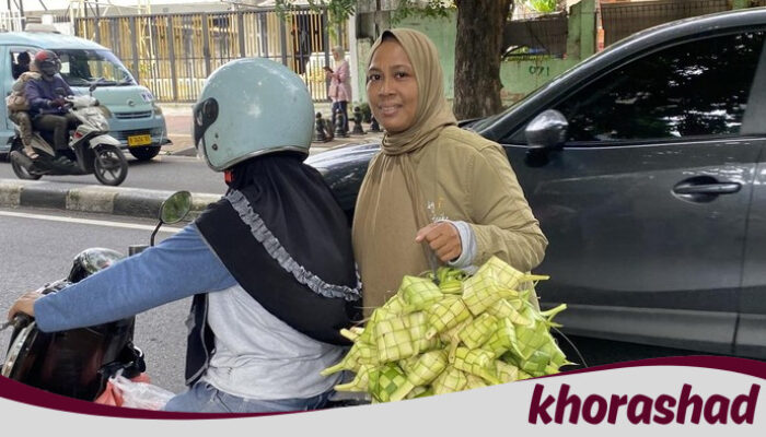 “Jelang Lebaran, Warga Palmerah Antusias Borong Ketupat Murah!”