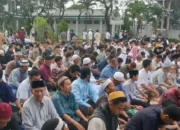 Kebiasaan Baru Idul Fitri: Sejumlah Warga Jakarta Utara Salat di Rumah untuk Cegah Covid