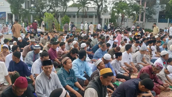Kebiasaan Baru Idul Fitri: Sejumlah Warga Jakarta Utara Salat di Rumah untuk Cegah Covid
