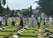 Rebutan Parkir demi Ziarah Usai Salat Id: Rela Macet-macetan dari Ribuan Umat