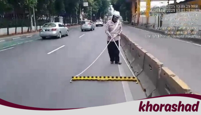Polisi Patroli di Jalan Semanggi: Dari Bersihkan Ranjau Paku Hingga Peduli dengan Keamanan Warga!