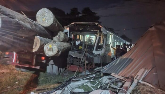 Guncangan Mengerikan: KA Komuter vs Truk Kayu di Gresik, Satu Jiwa Hilang