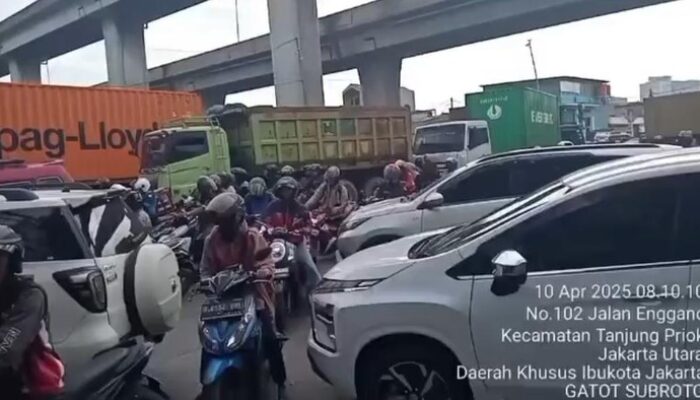 “Priok Jakut Macet Parah, Gerbang Pelabuhan Eror Jadi Penyebabnya!”
