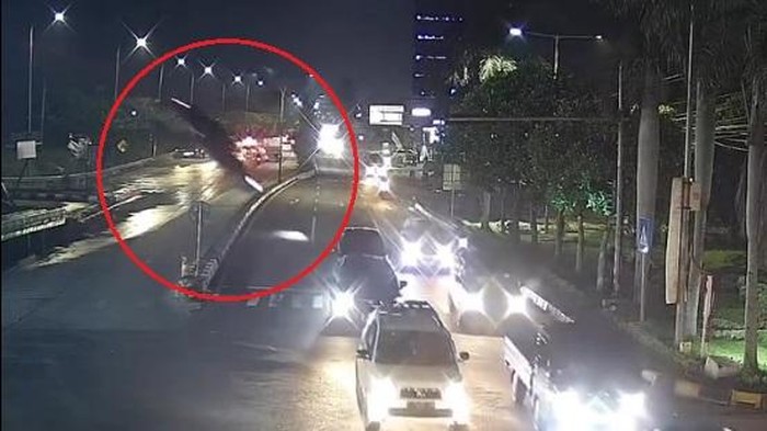 Kesimpulan Polisi soal BMW Terjun Bebas di Tol Gresik: Kelalaian Pengemudi - Update 3