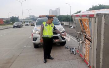 Bencana di Jalan: Sopir Hilang saat Bantu Mobil Pecah Ban di Tol Depok, Truk Jadi Penyebab Maut!