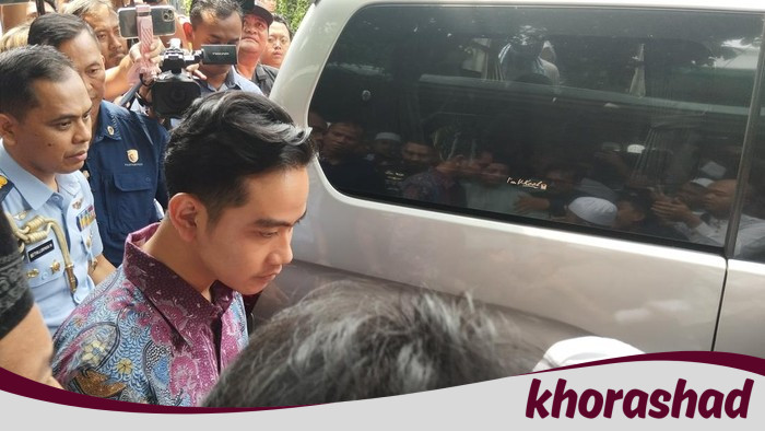 **Gibran Berjalan Bersama Kehilangan, Antar Jenazah Titiek Puspa ke Ambulans**