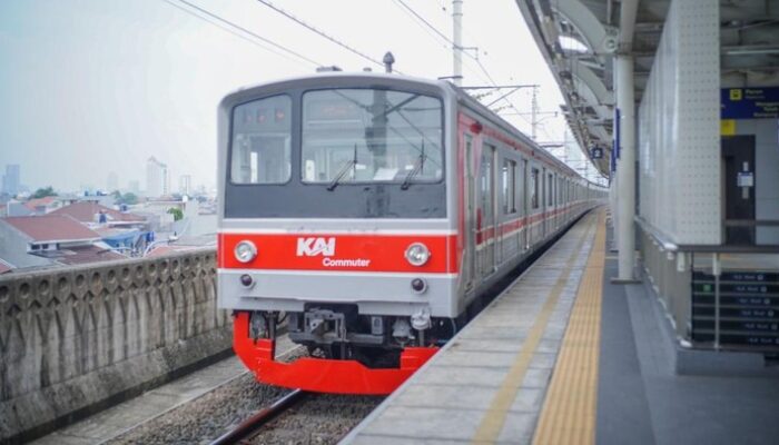 KRL Bogor Tabrak Mobil, Evakuasi Selesai, Operasional Normal Kembali!