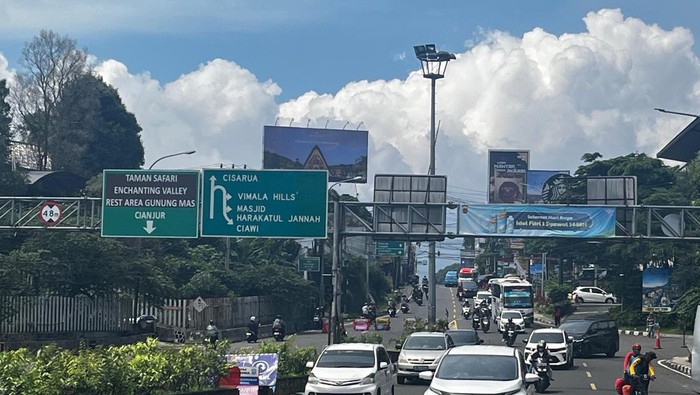 Polisi Terapkan One Way Arah Jakarta, Kendaraan Ke Puncak Bogor Disetop