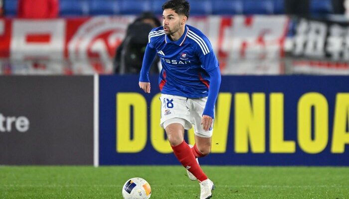 “Sandy Walsh Terpinggirkan: Kisah Menyedihkan di Balik Skuat Yokohama”