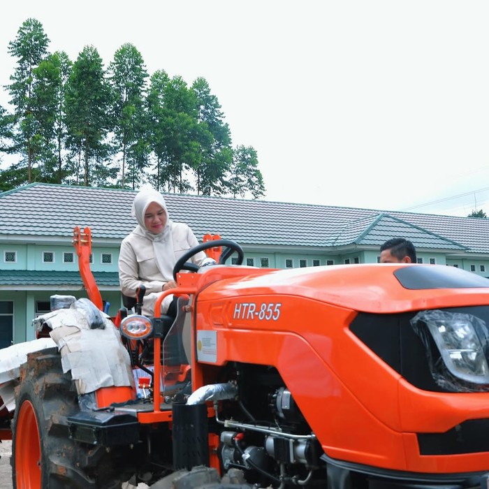 Legislator Gerindra Beri Bantuan Alsintan ke Petani Banyuasin, Langkah Nyata Menuju Ketahanan Pangan
