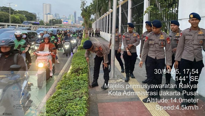 Brimob Polda Metro Intensifkan Patroli di DPR, Pastikan May Day Aman