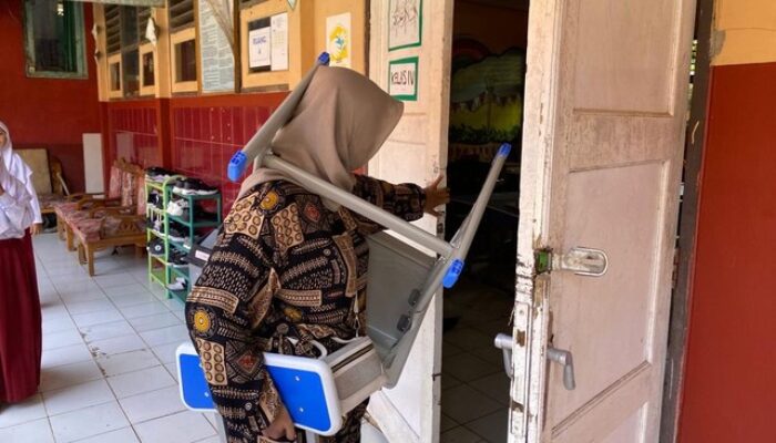 “Heboh Ortu Siswi SD di Lebak Gotong-gotong Pengganti Kursi Rusak: Keteladanan yang Menginspirasi Masyarakat”