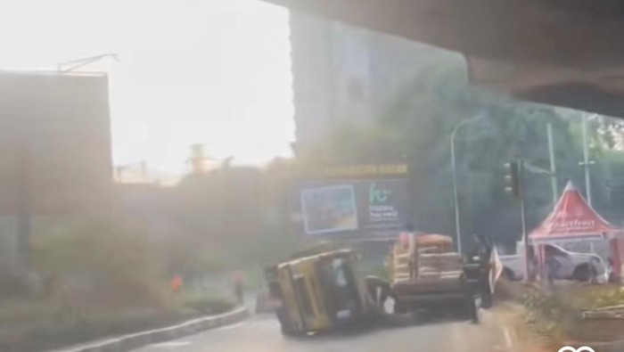Siapa Takut? Truk Semen di Bogor Terguling Setelah Hindari Kendaraan