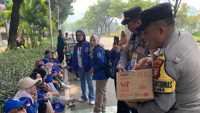 Polisi Beri 500 Dus Air & Permen, Tenyata Ini Alasannya!