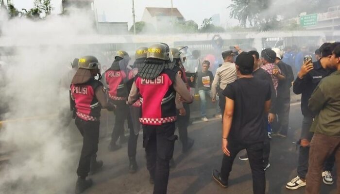 Demo May Day Berujung Kericuhan, Polda Metro Tangkap 13 Anarko di DPR