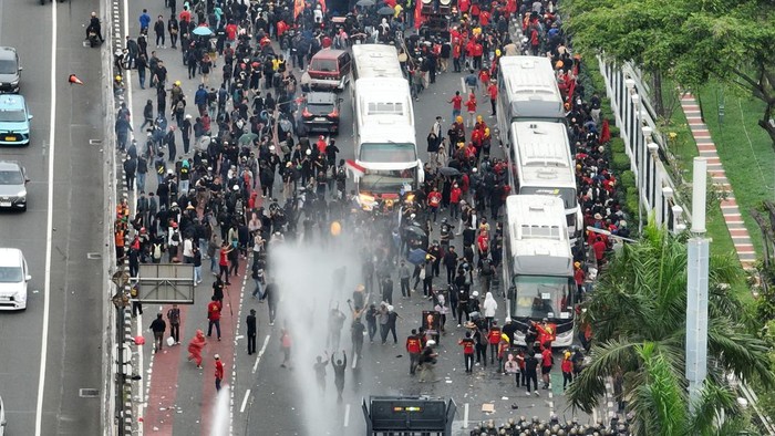 Kericuhan May Day di DPR: Kronologi Anarko yang Diam-Diam Menyusup dan Mengguncangkan Demo!