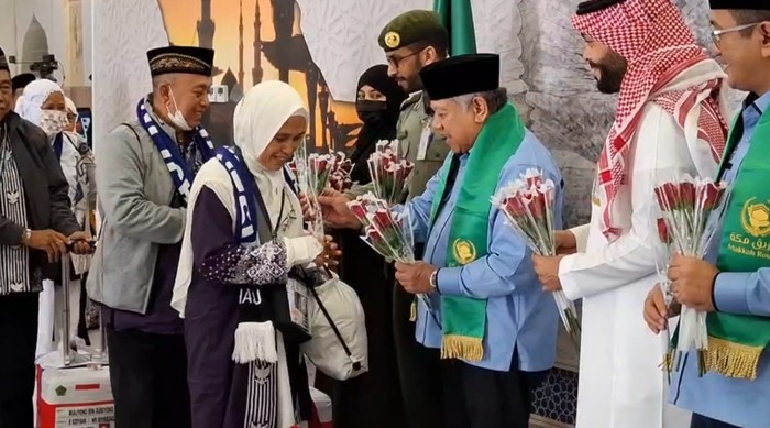 Full Senyum, Jemaah Haji RI Gelombang Pertama Mulai Tiba di Madinah - Update 2