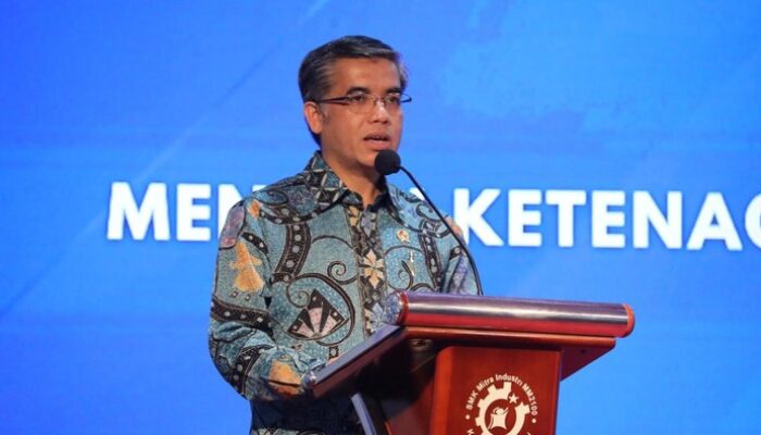“Menaker Siapkan Laporan Hapus Outsourcing, Prabowo Menanti!”