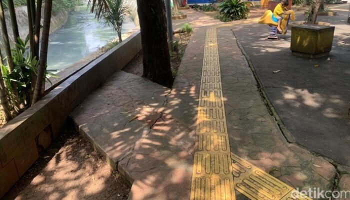 **Guiding Block Arah Sungai di Benhil Dibongkar, Warga Desak Peningkatan Pagar**