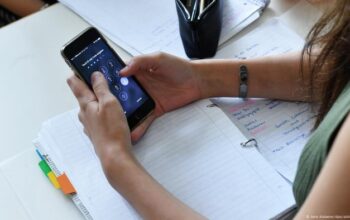 “Jerman Bakal Larang Pelajar Ber-Handphone Ria di Sekolah? Bagaimana Dampaknya Terhadap Generasi Muda?”