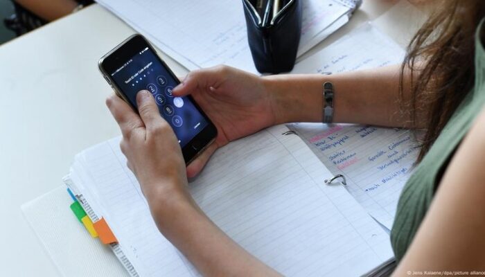 “Jerman Bakal Larang Pelajar Ber-Handphone Ria di Sekolah? Bagaimana Dampaknya Terhadap Generasi Muda?”