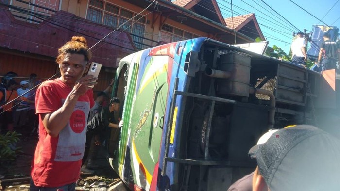 Bus Terguling di Padang Panjang: 12 Orang Tewas, Kecelakaan Mengerikan