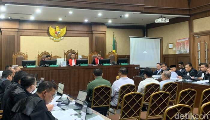“Sidang yang Didesak Tom Lembong: Mengapa Moeldoko dan Gita Wirjawan Harus Berada di Tengah?”
