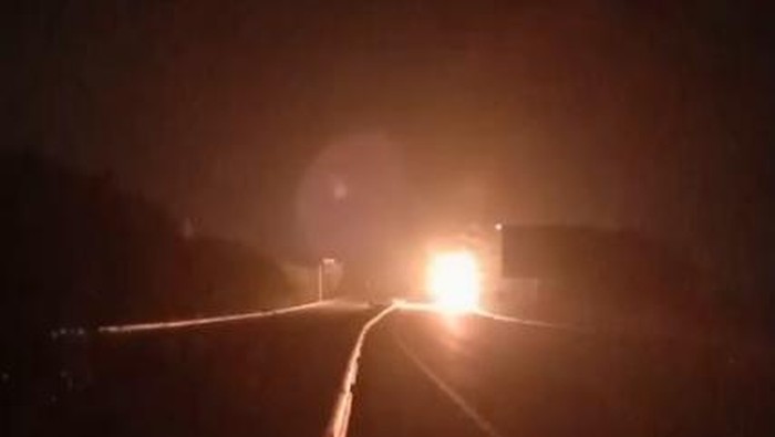 **Truk TNI Bawa Amunisi Jadi Inferno di Tol Gempol, 1 Prajurit Meninggal Tragis**