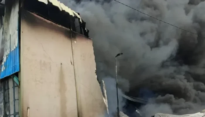 **Pabrik Helm di Cikupa Dijenguk Api, Warga Khawatir Ancaman Polusi**