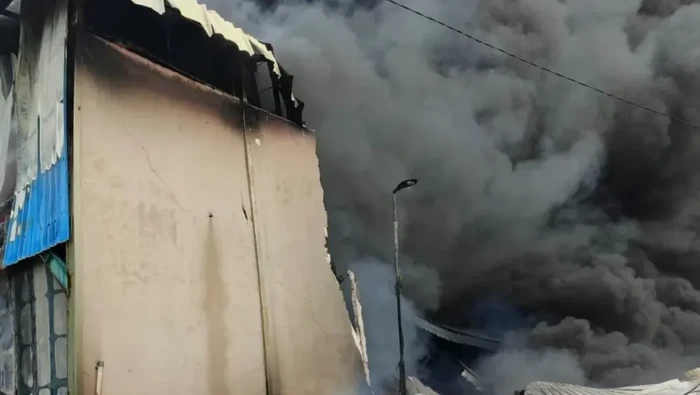 **Pabrik Helm di Cikupa Dijenguk Api, Warga Khawatir Ancaman Polusi**