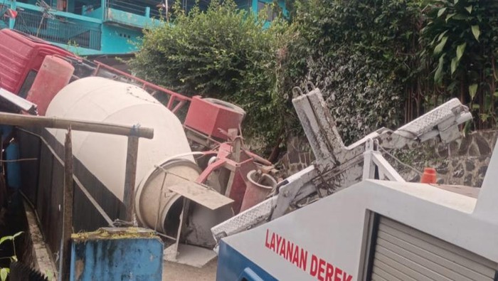 Truk Molen Terguling di Bogor, Rumah Warga Ambruk dalam Tragedi Menyedihkan