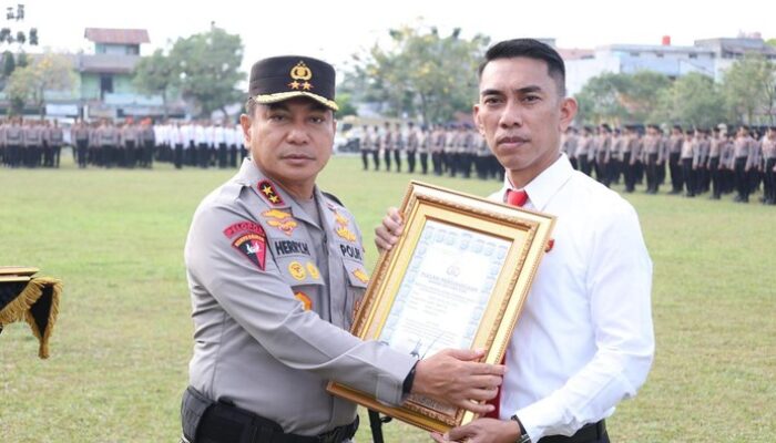 Kapolda Riau Berikan Award kepada 5 Personel yang Ungkap Narkoba dan Premanisme, Ini Kisahnya!