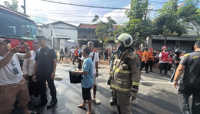 Api Menyapu Jalan Semarang Surabaya, 5 Kios Buku Terbakar habis!