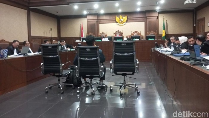 Operasi KPK Terkemuka Disebar Firli Bahuri Sebelum Hasto-Harun Dihentikan: Konspirasi atau Kesalahan?