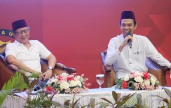 Kala UAS dan Rocky Gerung Saling Berbalas Pantun di Kajian Polda Riau – Update 3