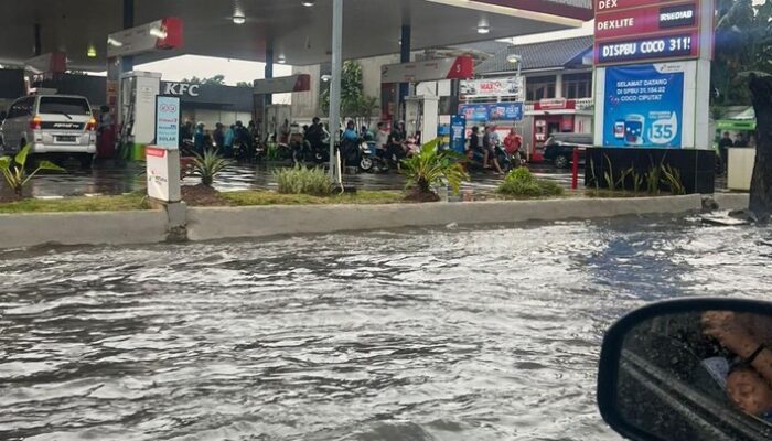 Hujan Deras, Jalan Raya di Ciputat Arah Pamulang Tergenang: Ribuan Kendaraan Terjebak, Kebutuhan Darurat Muncul