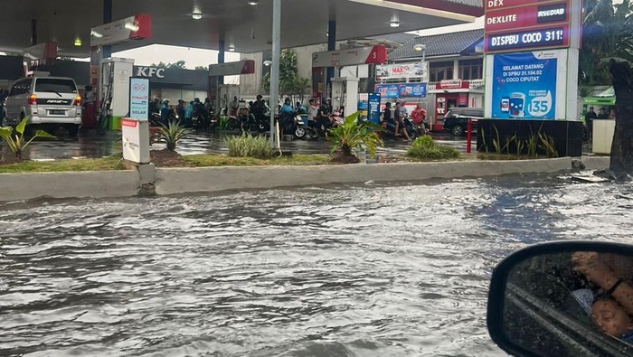Hujan Deras, Jalan Raya di Ciputat Arah Pamulang Tergenang: Ribuan Kendaraan Terjebak, Kebutuhan Darurat Muncul