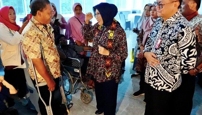 Fatma Saifullah Salurkan Bantuan Kemensos ke Difabel-Lansia, Menjelma Sebagai Pemicu Perubahan di Samarinda