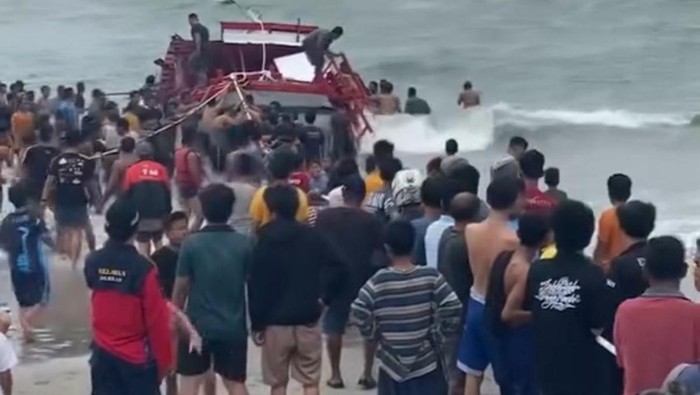 Ombak Bengkulu Menenggelamkan Kapal Wisata, 7 Orang Fatality