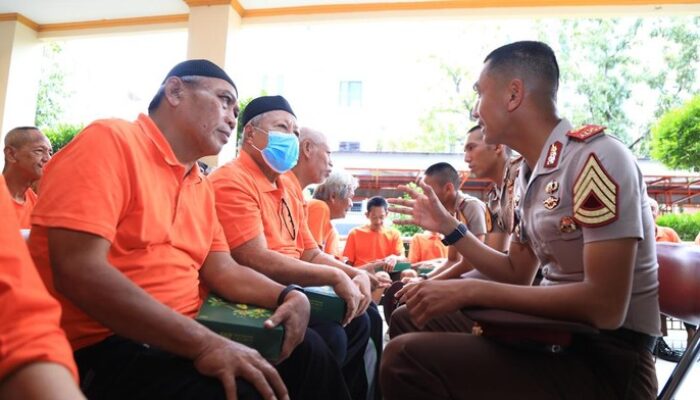 Taruna Polisi Gelar Bakti Sosial, Lansia di Jakbar Terenyuh dengan Kebersamaan