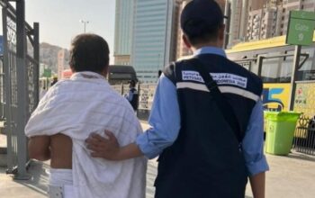 “Momen Petugas Gercep Bantu Jemaah Haji Batam Temukan Jalan Pulang ke Hotel”