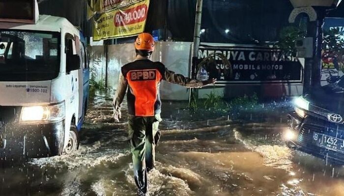Banjir di Kolong Tol Meruya Jakbar Surut, Kendaraan Sudah Bisa Melintas – Update 3
