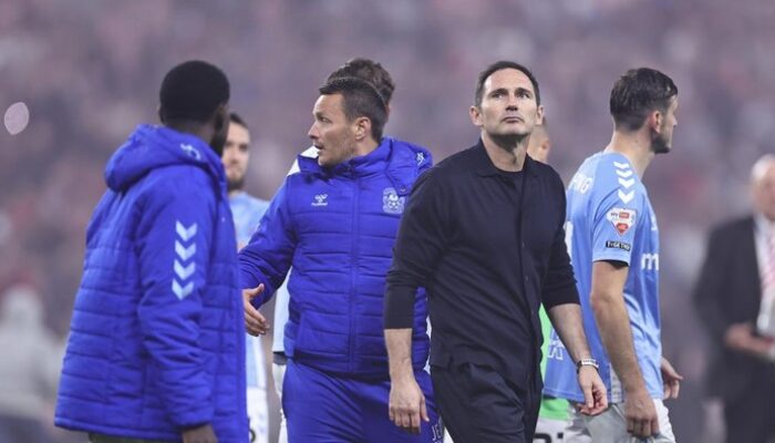 “Coventry Kalah, Lampard Cemberut, Fans Lawan Malah Perlihatkan Sisi Lain!”