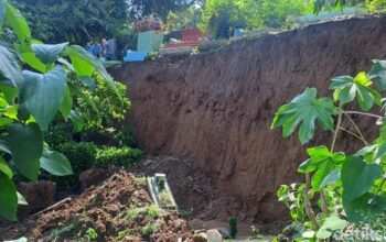 “Petaka Hujan Deras di Bogor Menyisakan Makam yang Terbawa Longsor”