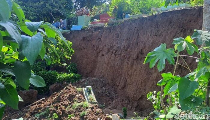 “Petaka Hujan Deras di Bogor Menyisakan Makam yang Terbawa Longsor”