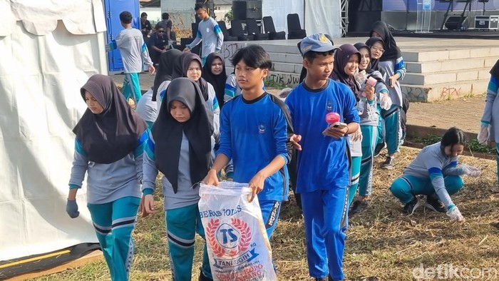 Warga-Siswa Bersihkan Alun-alun Cikande di Festival Gerakan Desa Peduli Sampah - Update 3