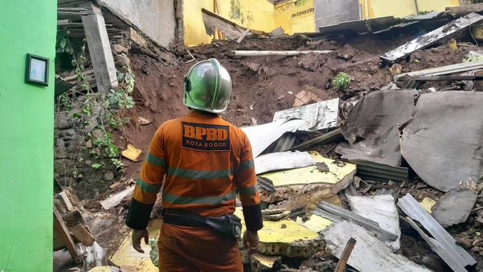 Tragedi Maut di Bogor: ABG Terluka Akibat Ambruknya Rumah Saat Hujan Deras